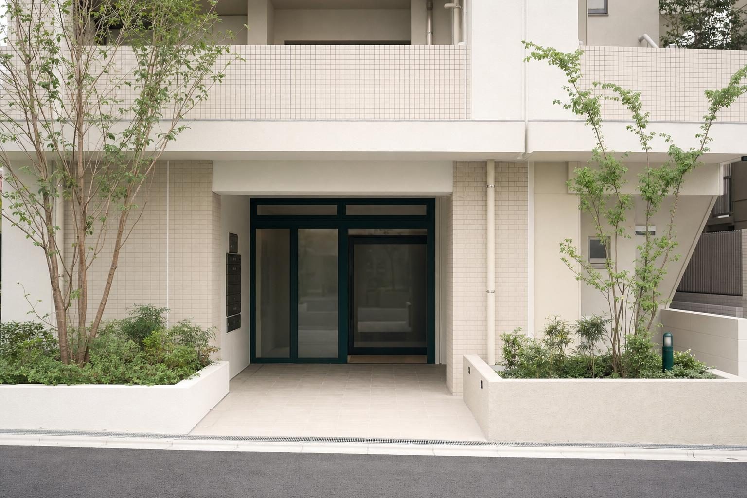看板を出していない、落ち着いた低層マンションのエントランス